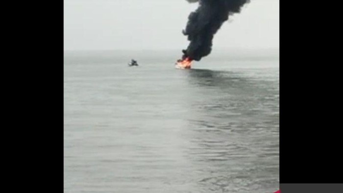 Tangkap layar satu unit speedboat terbakar di Tarakan, Kalimantan Utara, Sabtu (17/4/2022).