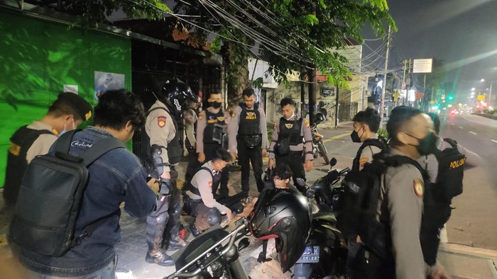Tim Patroli Perintis Presisi Polres Jaktim menangkap pelaku pencurian kabel di Jl Otista