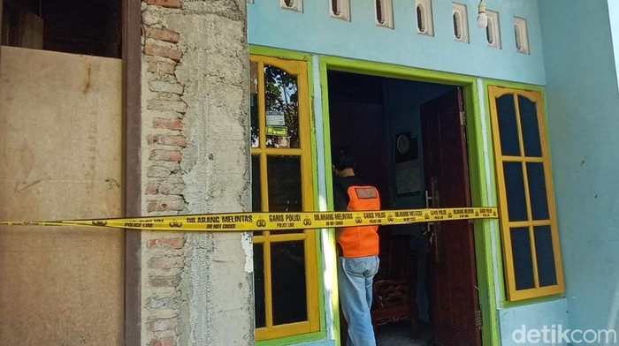 TKP rumah bakar istri dan bayinya hidup-hidup di Kudus, Sabtu (16/4/2022)