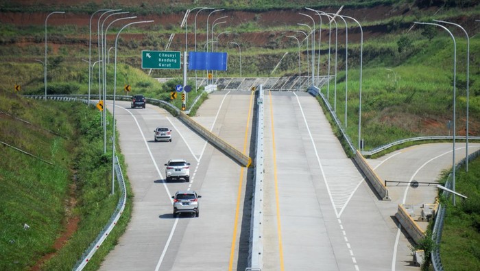 TOL CISUMDAWU SEKSI DUA AKAN DIGUNAKAN UNTUK MUDIK Kendaraan melintasi ruas Jalan Tol Cileunyi-Sumedang-Dawuan (Cisumdawu) di Pamulihan, Kabupaten Sumedang, Jawa Barat, Sabtu (16/4/2022). Pemerintah Kabupaten Sumedang akan mengoperasikan Jalan Tol Cisumdawu Seksi II dan III sebagai salah satu langkah antisipasi jika terjadi kepadatan kendaraan saat arus mudik Lebaran 2022. ANTARA FOTO/Raisan Al Farisi/rwa.