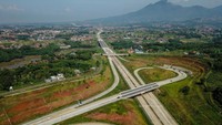 Foto udara batas ruas Jalan Tol Cileunyi-Sumedang-Dawuan (Cisumdawu) Seksi I dan Seksi II di Pamulihan, Kabupaten Sumedang, Jawa Barat, Sabtu (16/4/2022).