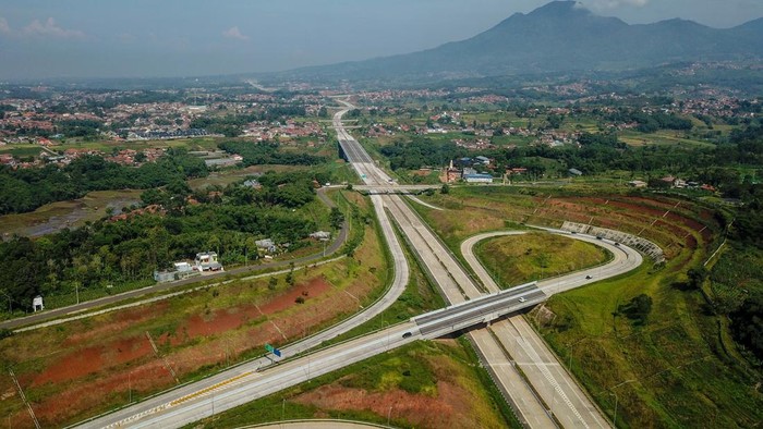 Kendaraan melintasi ruas Jalan Tol Cileunyi-Sumedang-Dawuan (Cisumdawu) di Pamulihan, Kabupaten Sumedang, Jawa Barat, Sabtu (16/4/2022). Pemerintah Kabupaten Sumedang akan mengoperasikan Jalan Tol Cisumdawu Seksi II dan III sebagai salah satu langkah antisipasi jika terjadi kepadatan kendaraan saat arus mudik Lebaran 2022. ANTARA FOTO/Raisan Al Farisi/rwa.