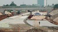 Melansir dari laman resmi Badan Pengatur Jalan Tol (BPJT) pada Kamis (10/03/2022), pengerjaan seksi 1A yang terhubung dari Serpong hingga Simpang Susun (SS) CBD ini terdiri dari 3 paket pekerjaan.