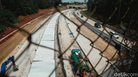 Pekerja tengah melakukan pengerjaan penyelesaian pembangunan Tol Serpong - Balaraja di kawasan Serpong, Tangerang Selatan, Banten, Sabtu (16/4/2022).