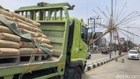 Diketahui truk tersebut mengalami kecelakaan tunggal pada pukul 04.00 WIB Sabtu (16/4) malam.