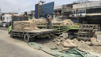 Saksi menyebut truk membanting stir ke pembatas jalan imbas menghindari sepeda motor yang menyalip dari kiri.
