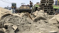 Hingga siang ini muatan truk tengah dievakuasi menggunakan truk kecil.