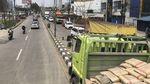 Truk Semen Seruduk Lampu Jalan di Tambun