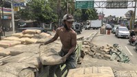 Imbas kecelakaan ini, jalan dari arah Tambun menuju Bekasi mengalami kemacetan.