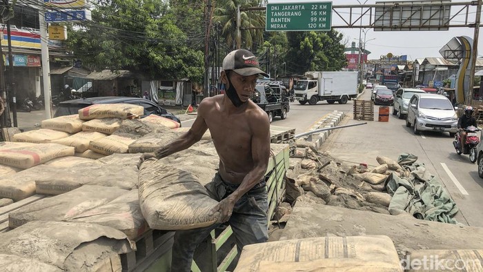 Truk Semen Seruduk Lampu Jalan di Tambun Sebuah truk bermuatan semen menabrak lampu jalan di Jalan Diponegoro, Tambun Selatan, Kabupaten Bekasi, Sabtu (16/4/2022).