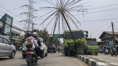 Truk Semen Seruduk Lampu Jalan di Tambun