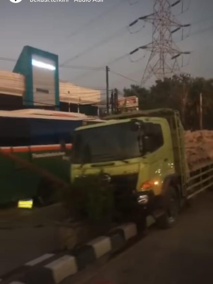 Truk tabrak pembatas jalan di Bekasi (Istimewa)