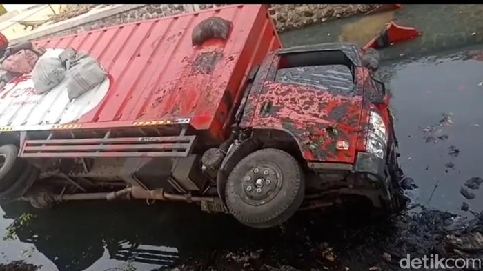 Truk tercebur ke sungai di Sidoarjo