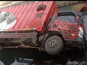 Truk Ekspedisi di Sidoarjo Tercebur ke Sungai Saat Hindari Motor