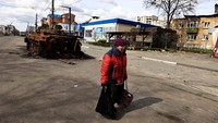 Sejak Borodyanka direbut kembali oleh pasukan Ukraina seminggu yang lalu, Makishaiva mulai mencari makanan dari pusat komunitas kota atau gereja dengan berjalan kaki selama tiga jam melewati gedung-gedung yang hancur dan tank Rusia yang hangus.