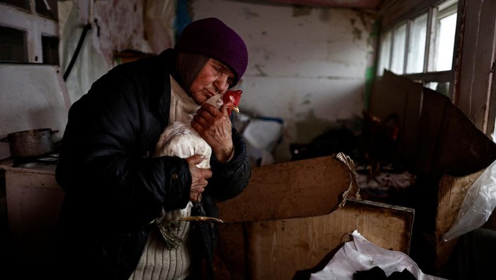 Zinaida Makishaiva, 82, who survived Russian occupation, tries to get a chicken out of her bedroom, amid Russia's invasion of Ukraine, in Borodyanka, Kyiv region, Ukraine April 12, 2022. Makishaiva was not too shaken when Russian tanks first showed up in early March, but then Grad missiles smashed into her home, destroying her chicken coup. 