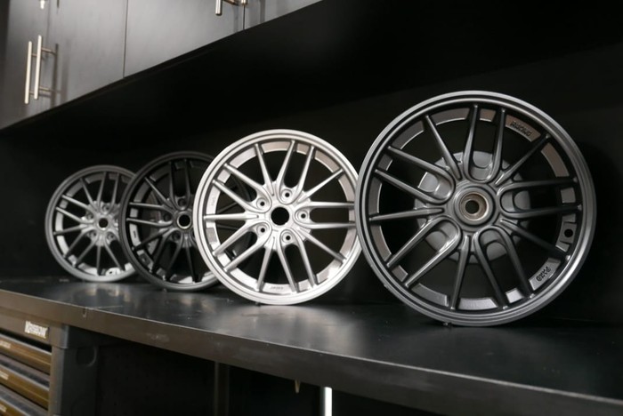 Velg racing jadi salah satu komponen modifikasi untuk membuat tampilan Vespa matic jadi lebih bergaya sporty. Nah, baru-bari ini Pako Group merilis velg racing baru untuk Vespa dengan harga Rp 4,5 juta.