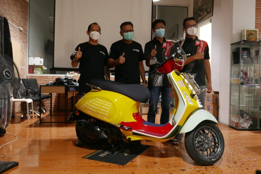 Velg racing jadi salah satu komponen modifikasi untuk membuat tampilan Vespa matic jadi lebih bergaya sporty. Nah, baru-bari ini Pako Group merilis velg racing baru untuk Vespa dengan harga Rp 4,5 juta.