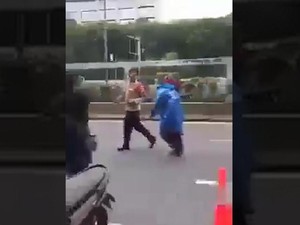 Heboh Polisi Dituduh Tendang Kemaluan Emak-emak Ternyata Provokasi