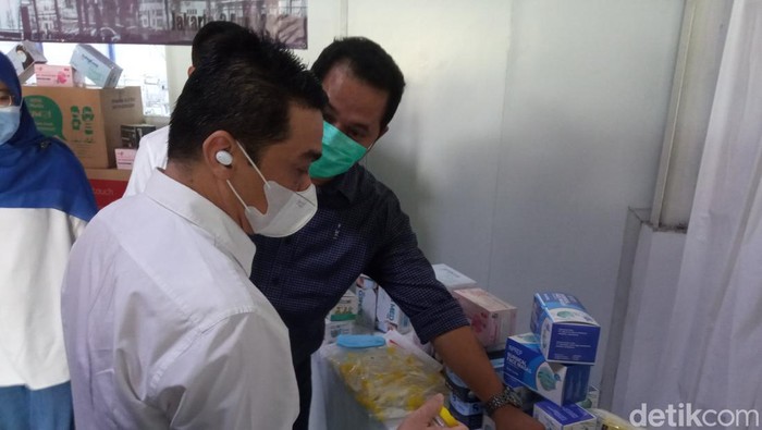 Wagub DKI Jakarta Ahmad Riza Patria mengunjungi pabrik alat kesehatan di Jakarta Utara