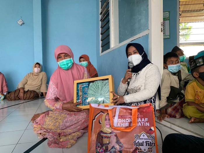 Walkot Mojokerto Bagikan Bingkisan