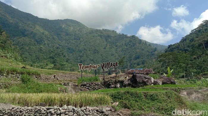 Wisata Jembatan Pelangi dan Sungai Kaliombo di Tempur, Jepara, Sabtu (16/4/2022).