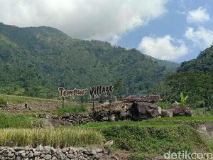 Ngabuburit Asyik di Jembatan Pelangi Tempur Jepara, Adem dan Asri Banget!