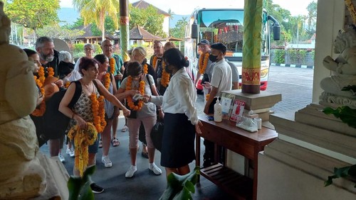 Wisatawan mancanegara saat tiba di salah satu hotel wilayah Buleleng