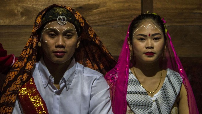 ADAT PERNIKAHAN SUKU DAYAK MERATUS Penghulu melakukan prosesi batindik saat acara adat pernikahan dayak meratus di Dusun Pantai Mangkiling, Kabupaten Hulu Sungai Tengah, Kalimantan Selatan, Sabtu (16/4/2022) malam. Prosesi atau rangkaian kegiatan perkawinan suku dayak di Pegunungan Meratus ini masih tetap mempertahankan adat istiadat dan agama suku dayak yang diwariskan nenek moyang mereka serta menjadi keanekaragaman budaya di Geopark Meratus. ANTARA FOTO/Bayu Pratama S/wsj.