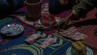Prosesi atau rangkaian kegiatan perkawinan suku dayak di Pegunungan Meratus ini masih tetap mempertahankan adat istiadat dan agama suku dayak yang diwariskan nenek moyang mereka serta menjadi keanekaragaman budaya di Geopark Meratus. 