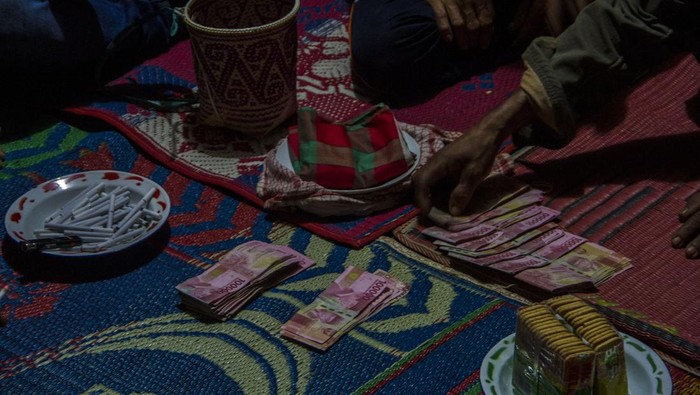 ADAT PERNIKAHAN SUKU DAYAK MERATUS Penghulu melakukan prosesi batindik saat acara adat pernikahan dayak meratus di Dusun Pantai Mangkiling, Kabupaten Hulu Sungai Tengah, Kalimantan Selatan, Sabtu (16/4/2022) malam. Prosesi atau rangkaian kegiatan perkawinan suku dayak di Pegunungan Meratus ini masih tetap mempertahankan adat istiadat dan agama suku dayak yang diwariskan nenek moyang mereka serta menjadi keanekaragaman budaya di Geopark Meratus. ANTARA FOTO/Bayu Pratama S/wsj.