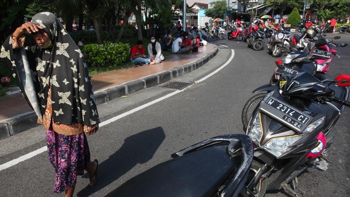 Kantor Perwakilan Bank Indonesia Provinsi Jawa Timur di Surabaya ramai didatangi warga. Mereka antre menukarkan uang baru secara lantatur (layanan tanpa turun).