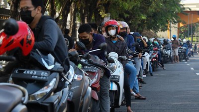 Akhir Pekan, Antrean Penukaran Uang Baru di Surabaya Mengular