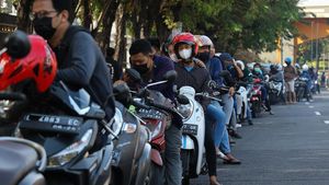 Akhir Pekan, Antrean Penukaran Uang Baru di Surabaya Mengular