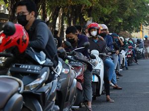 Akhir Pekan, Antrean Penukaran Uang Baru di Surabaya Mengular
