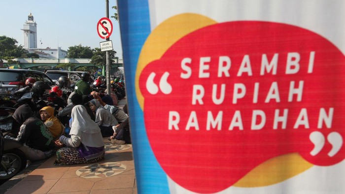 Kantor Perwakilan Bank Indonesia Provinsi Jawa Timur di Surabaya ramai didatangi warga. Mereka antre menukarkan uang baru secara lantatur (layanan tanpa turun).