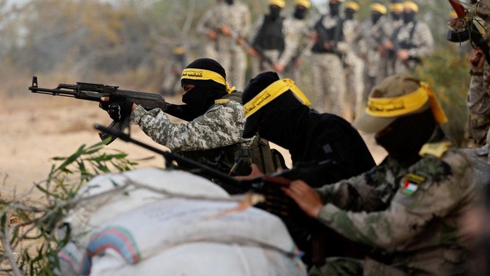 Militan Palestina ambil bagian dalam latihan militer anti-Israel di Gaza selatan. Selain latihan menembak, ketahanan fisik mereka pun dilatih dalam kegiatan itu