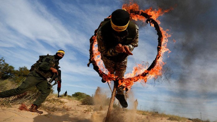 Aksi Militan Palestina Saat Latihan Militer Anti-Israel di Gaza Militan Palestina ambil bagian dalam latihan militer anti-Israel di Gaza selatan. Selain latihan menembak, ketahanan fisik mereka pun dilatih dalam kegiatan itu