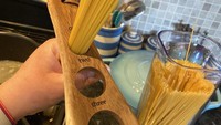 Doyan spaghetti tapi bingung ukuran porsinya? Kamu bisa menggunakan papan kayu ini. Lubang pada papan ini bisa dijadikan alat pengukur porsi pasta yang mau kamu masak.  Foto: Brightside