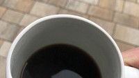 Gelas satu ini dibutuhkan bapak-bapak yang punya kumis. Dengan pembatas ini tidak perlu khawatir kalau kumisnya akan basah karena terkena minuman.  Foto: Brightside