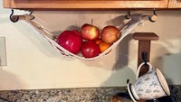  Hammock bukan cuma buat manusia ya, ada juga Hammock untuk buah. Fungsinya untuk menyimpan buah agar tetap segar karena mendapat sirkulasi udara yang maksimal. Bentuknya juga lucu.  Foto: Brightside