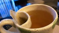 Cangkir teh satu ini punya bagian kecil yang bisa digunakan untuk menyisihkan teh celup yang sudah digunakan. Teh kamu pun tidak akan terlalu pekat.  Foto: Brightside