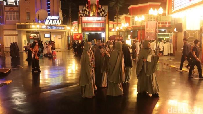 Antusias Para Santri Jajal Wahana Trans Studio Bandung Trans Studio Bandung ramai didatangi sejumlah santri hari ini. Di sana para santri antusias menjajal beragam wahana permainan.