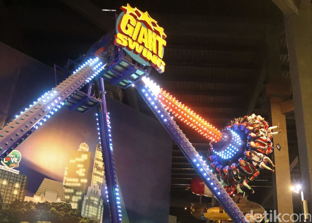 Trans Studio Bandung ramai didatangi sejumlah santri hari ini. Di sana para santri antusias menjajal beragam wahana permainan.
