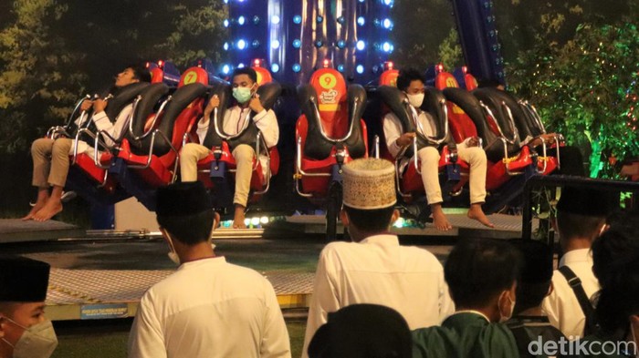 Antusias Para Santri Jajal Wahana Trans Studio Bandung Trans Studio Bandung ramai didatangi sejumlah santri hari ini. Di sana para santri antusias menjajal beragam wahana permainan.