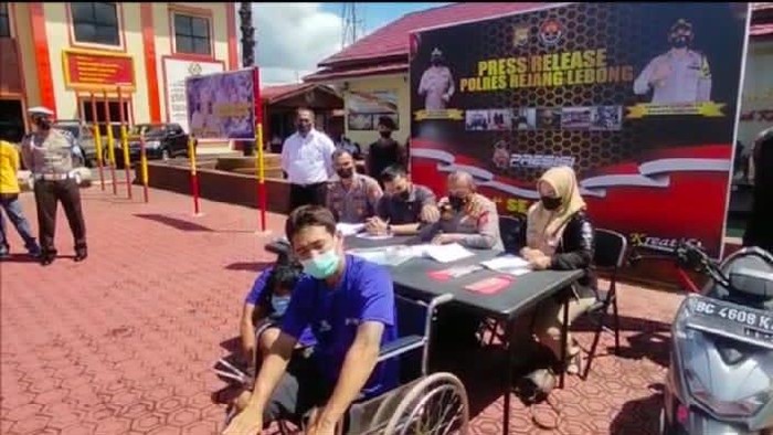 Pelaku begal yang ditangkap polisi.
