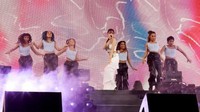 Tampil di Coachella, BIBI mengenakan busana serba putih dan silver. Foto: Getty Images via AFP/KEVIN WINTER