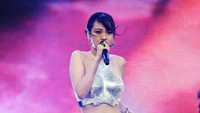 Yang lebih mengejutkan, ia membawa serta Yoon Mirae dalam penampilannya. Foto: Getty Images via AFP/KEVIN WINTER