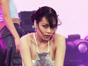 Bikini Penyanyi Korea Ini Nyaris Copot di Panggung, Bikin Penonton Panik