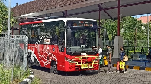 Bus Trans Metro Dewata ketika berhenti di salah satu koridor pada Minggu, 17 April 2022